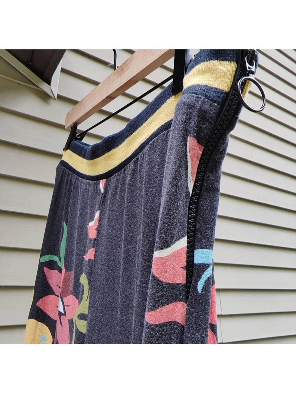 Farm Rio Flower Pants. - Picture 6 of 13